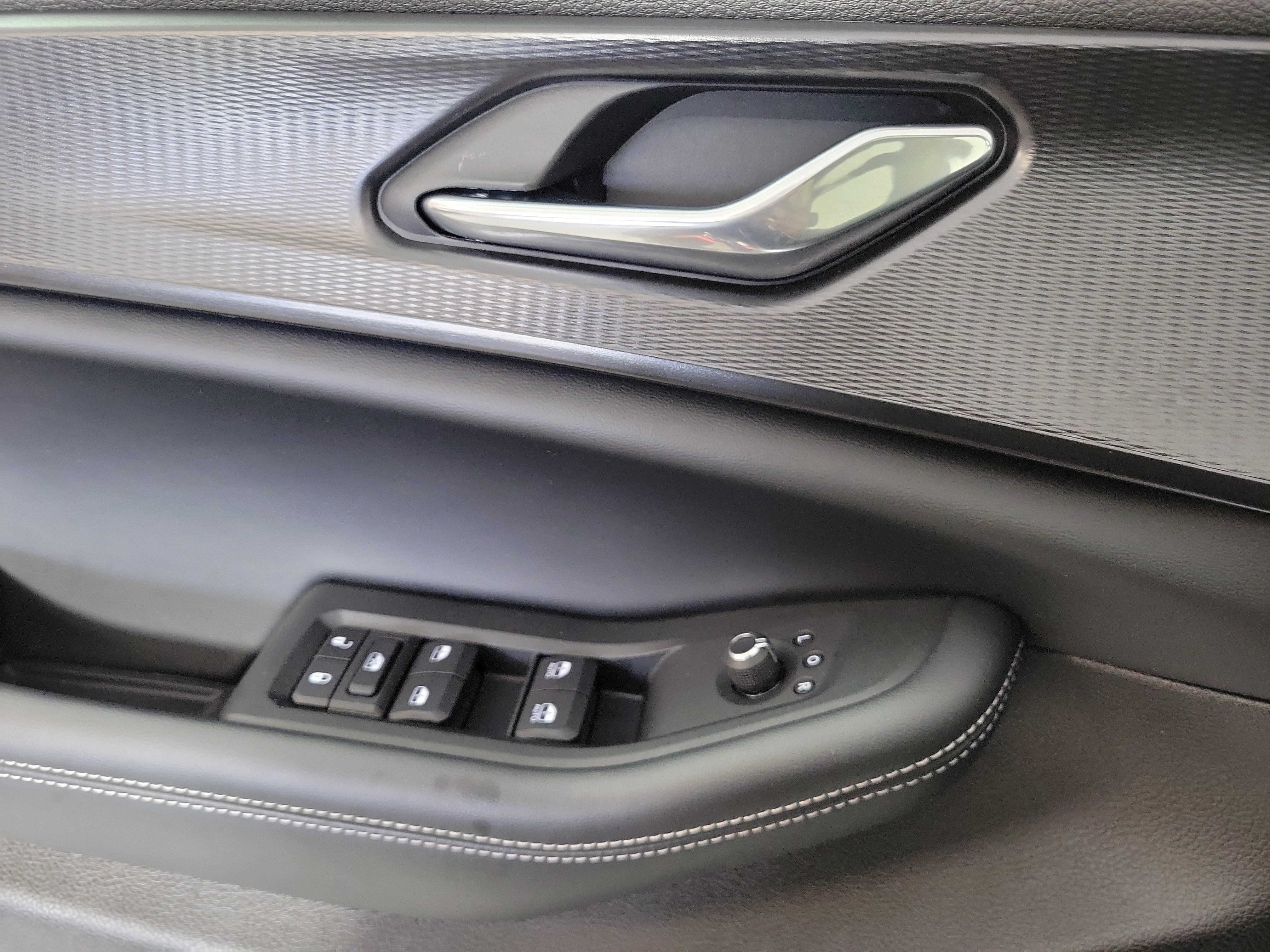 Used 2025 Jeep Grand Cherokee Laredo X RWD image 16