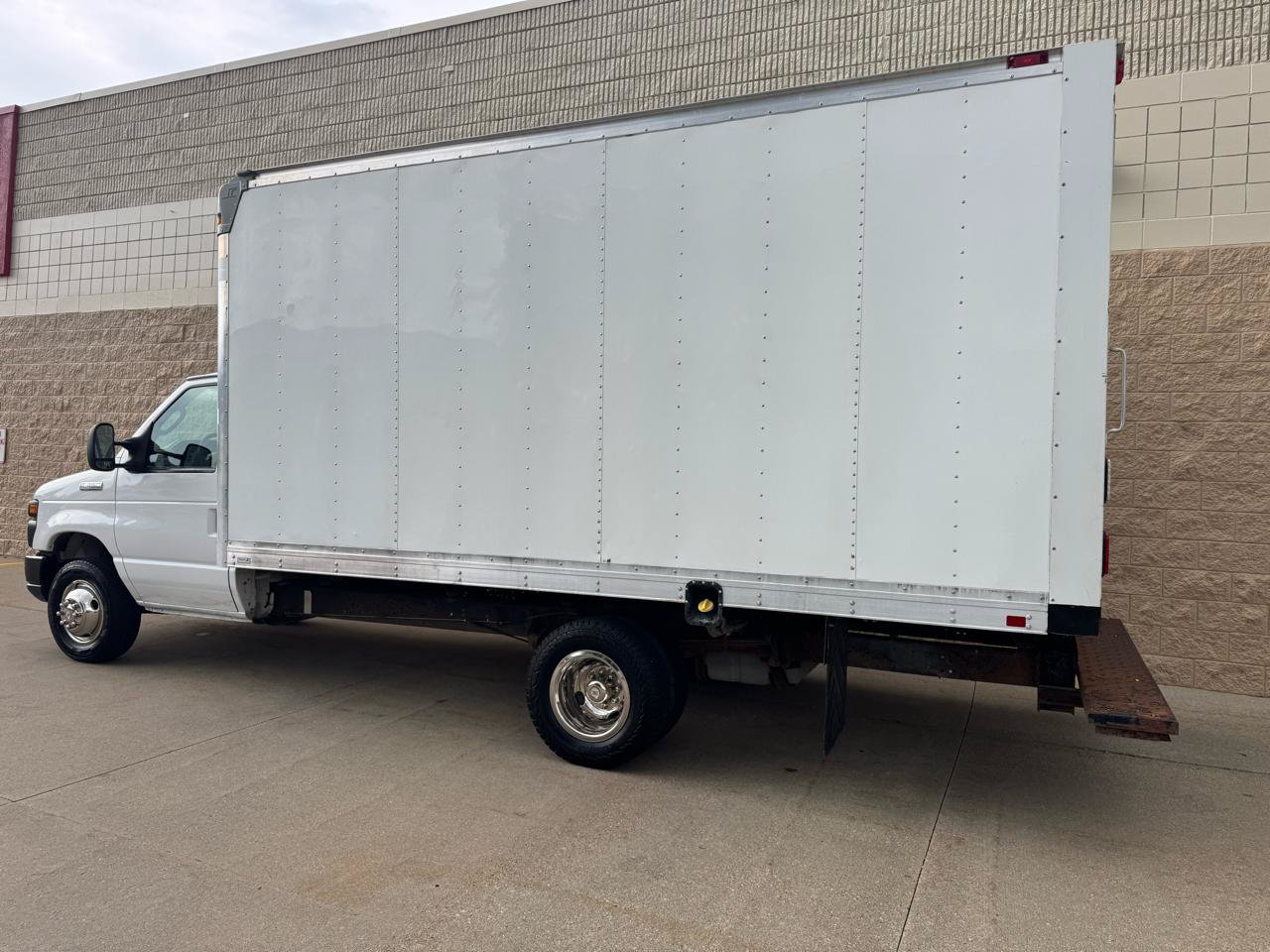 Used 2015 Ford E-350 and Econoline 350 Super Duty RWD image 3