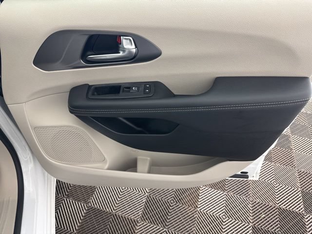 Used 2023 Chrysler Pacifica Touring-L FWD image 17