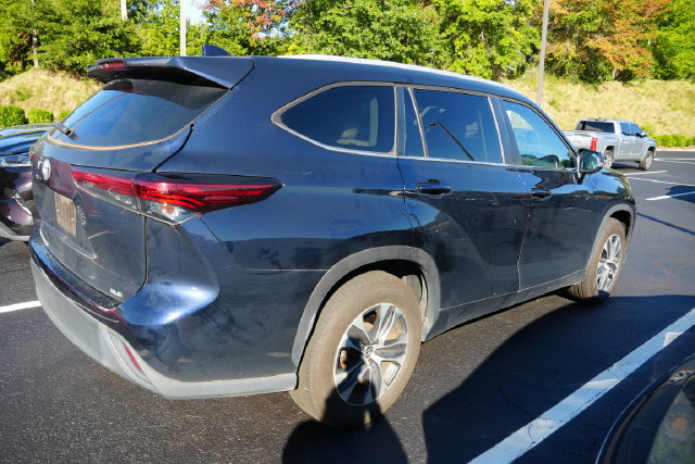Used 2023 Toyota Highlander XLE FWD image 14