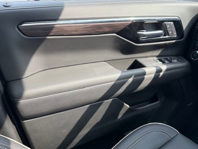 New 2025 Chevrolet Suburban Premier image 30