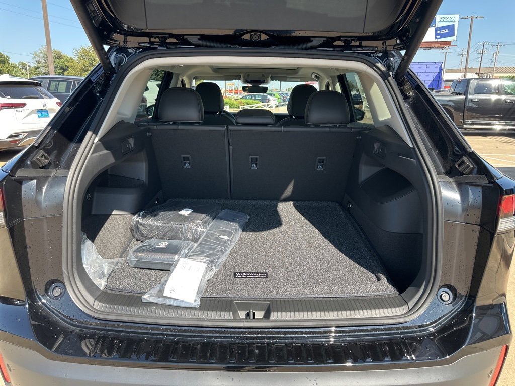 New 2025 Volkswagen Tiguan SE image 9