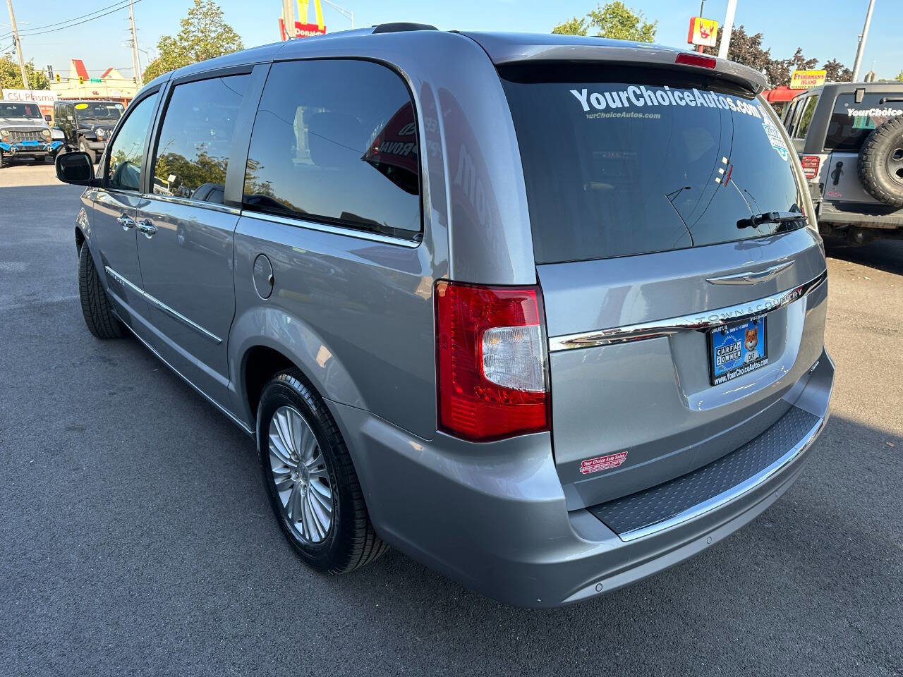 Used 2015 Chrysler Town & Country Limited image 3