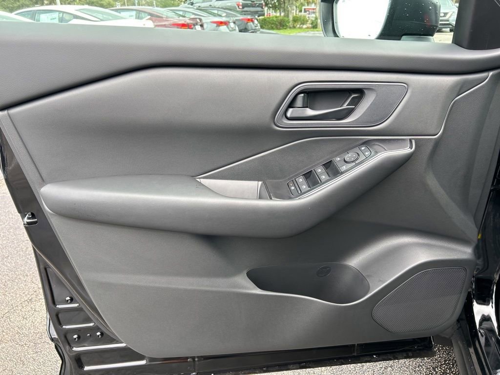 Used 2025 Nissan Rogue S AWD/4WD image 11