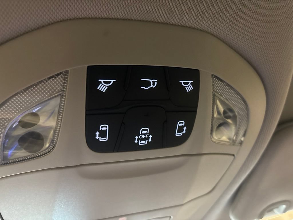Used 2017 Chrysler Pacifica Touring Plus w/ Tire & Wheel Group FWD image 17