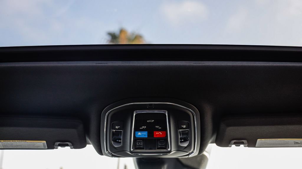 New 2025 Jeep Grand Cherokee Altitude image 17