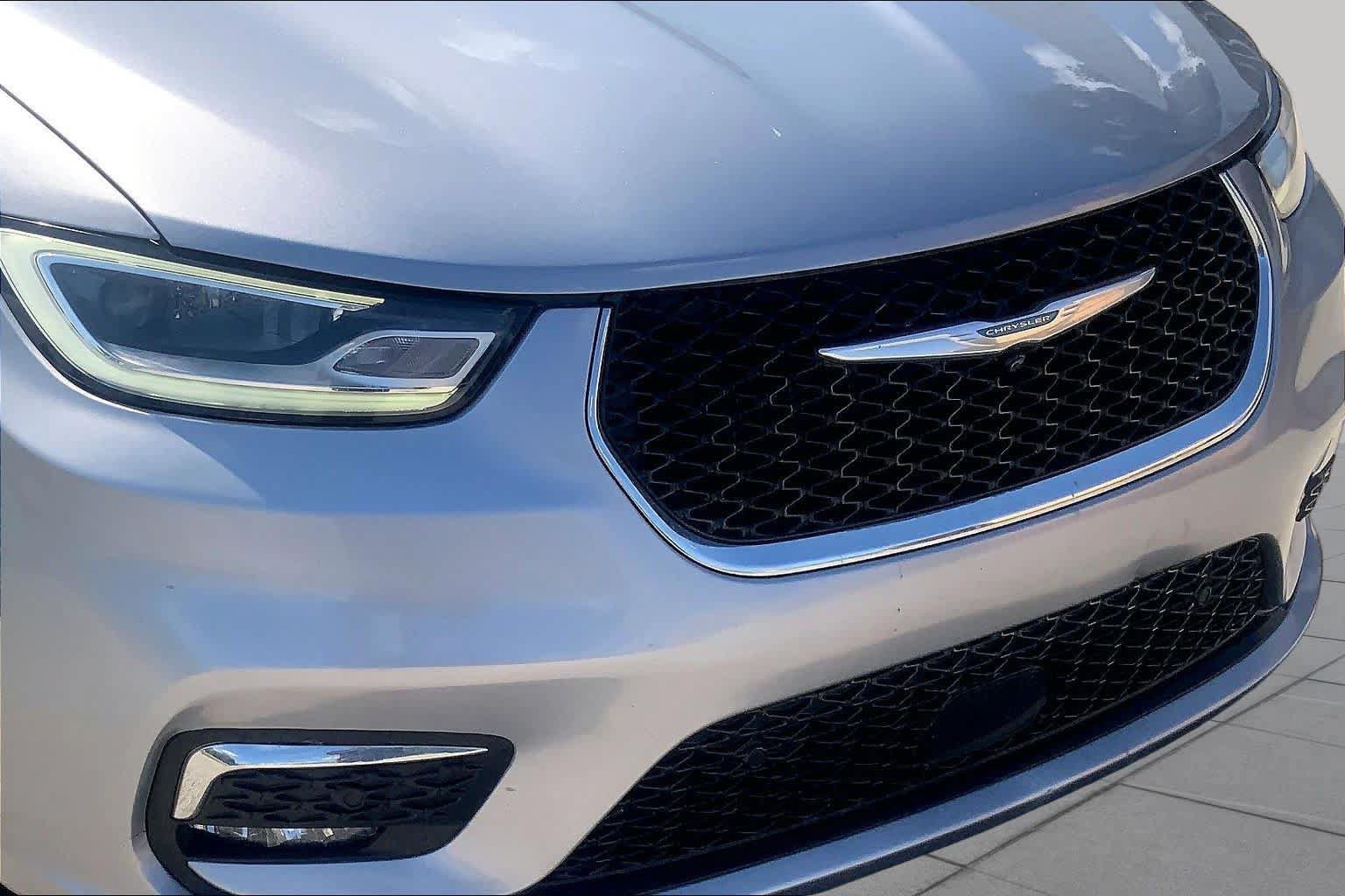 Used 2021 Chrysler Pacifica Touring-L FWD image 28