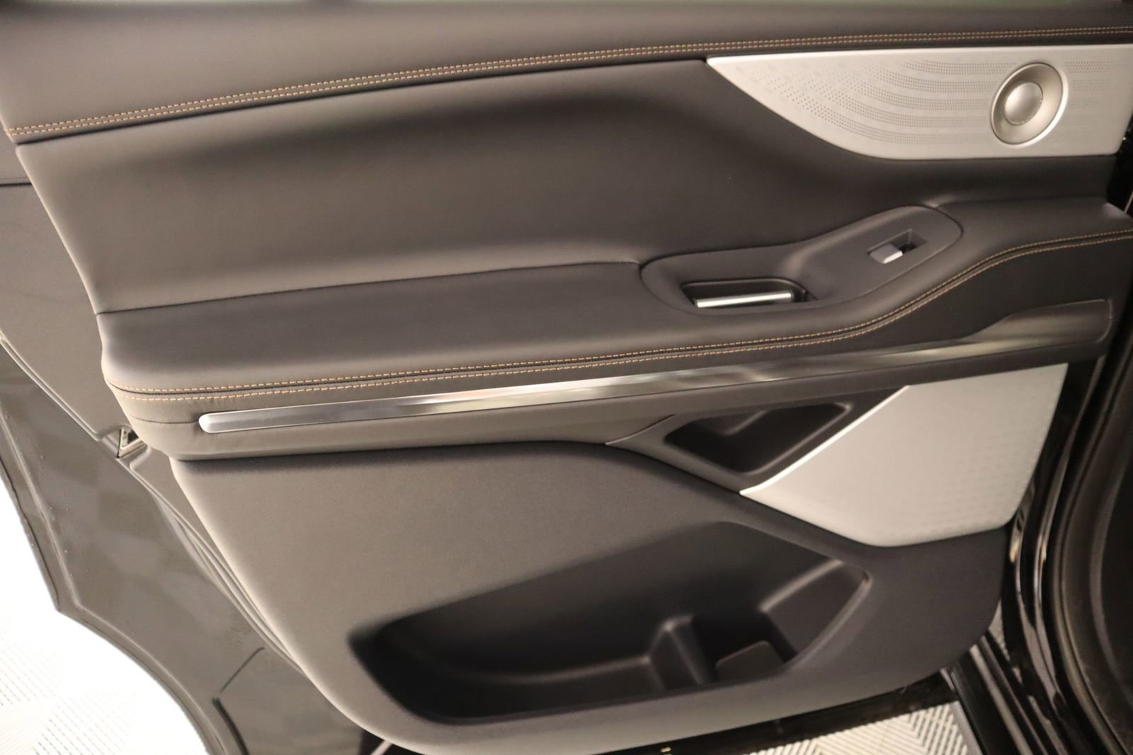 New 2026 Lincoln Navigator L Black Label AWD/4WD image 18