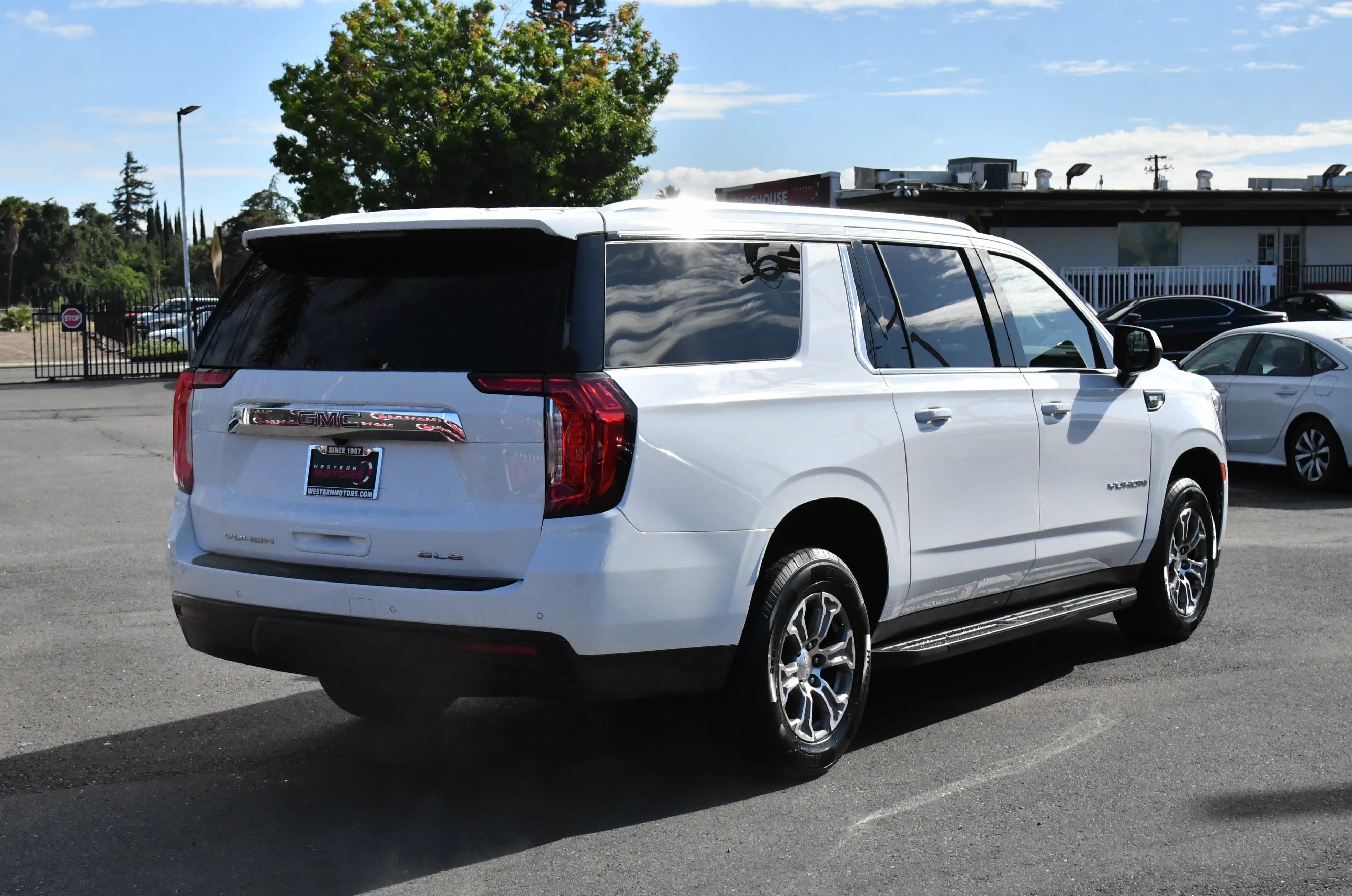 Used 2023 GMC Yukon XL SLE RWD image 8