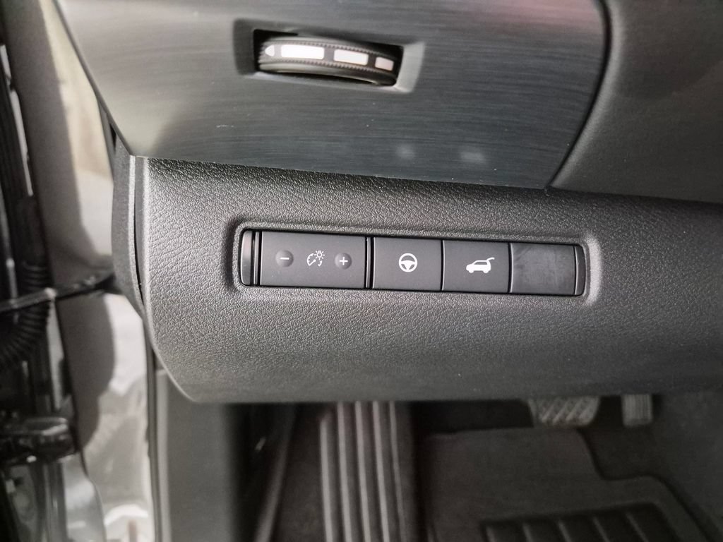 Used 2025 Nissan Pathfinder SL FWD image 12