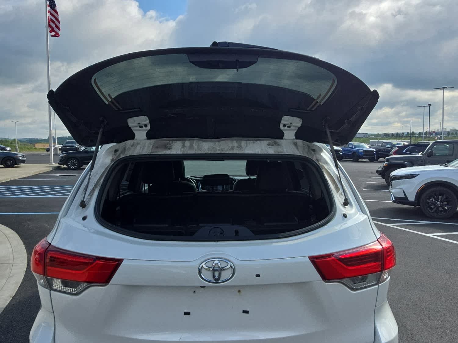 Used 2019 Toyota Highlander XLE AWD/4WD image 12