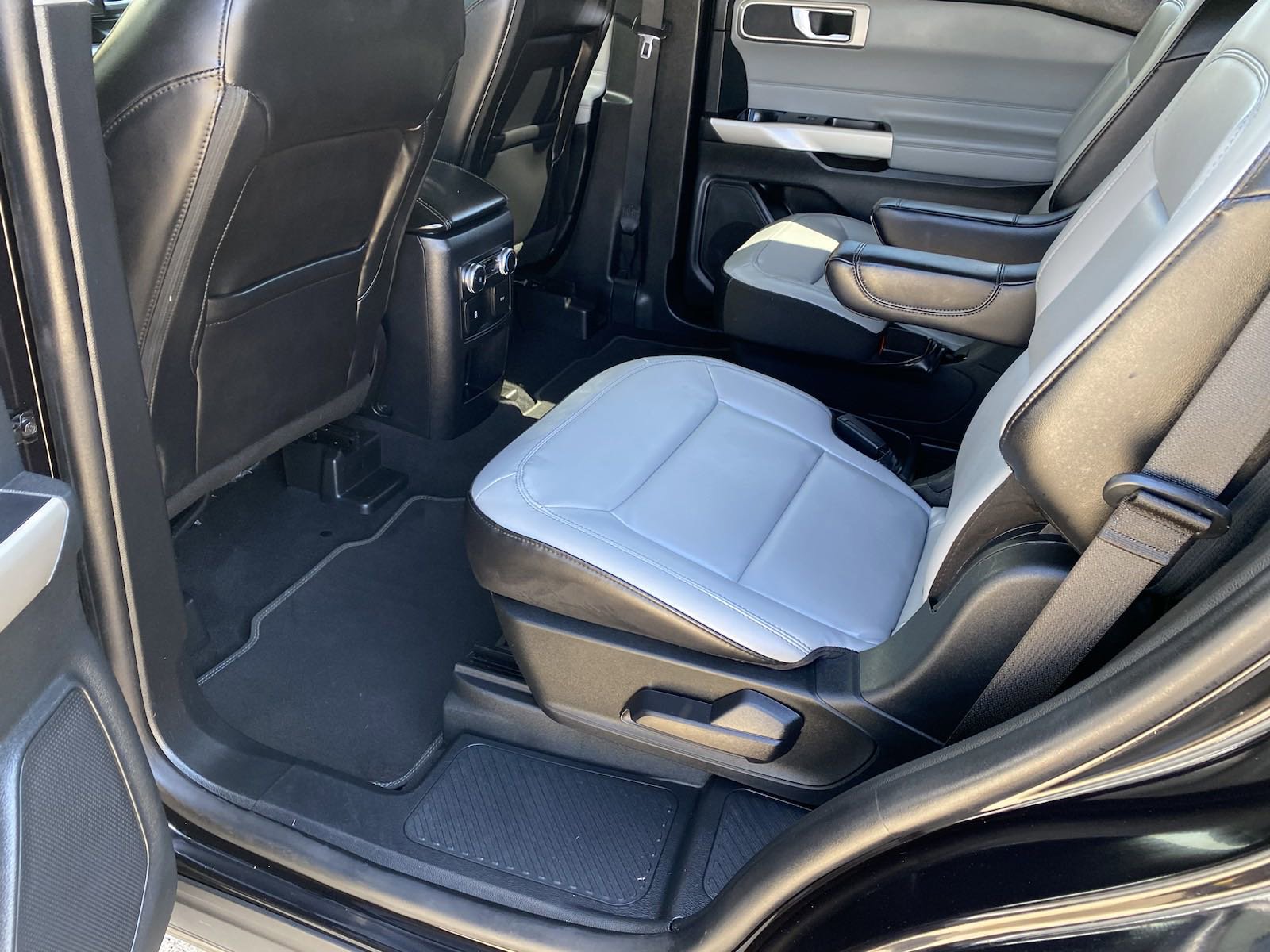 Used 2021 Ford Explorer XLT w/ Equipment Group 202A AWD/4WD image 11