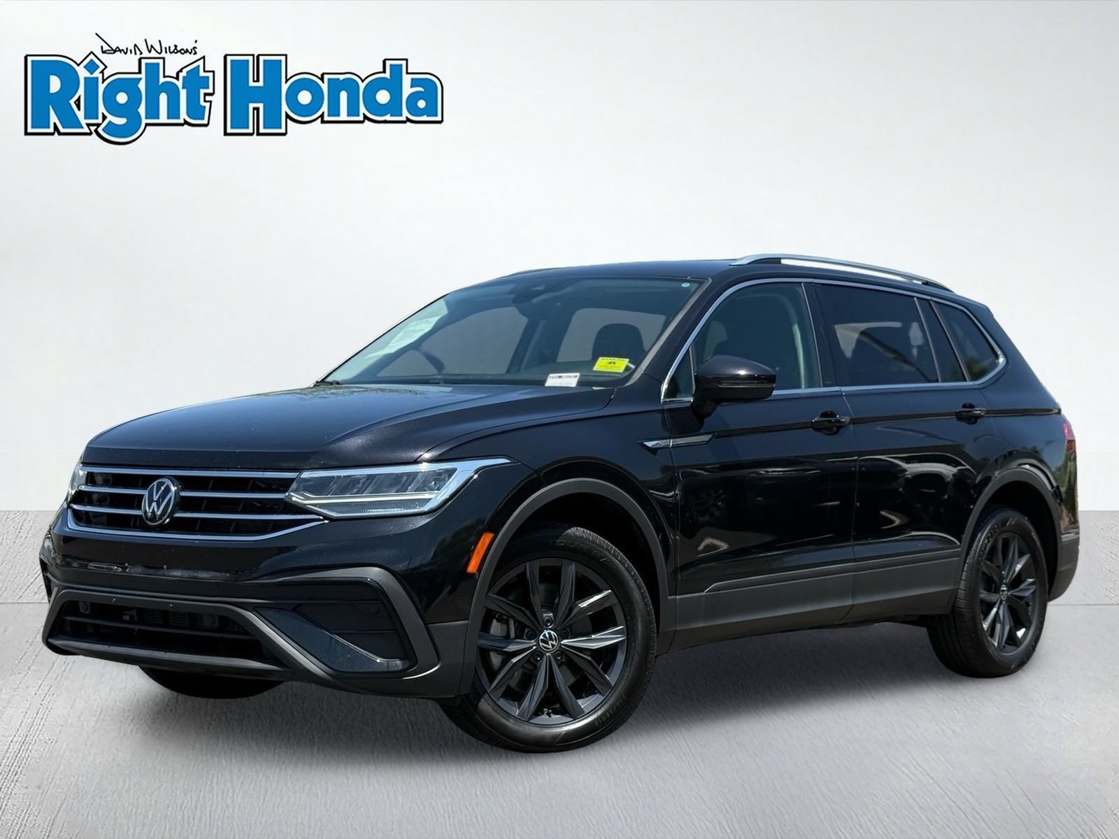Used 2024 Volkswagen Tiguan SE AWD/4WD image 2
