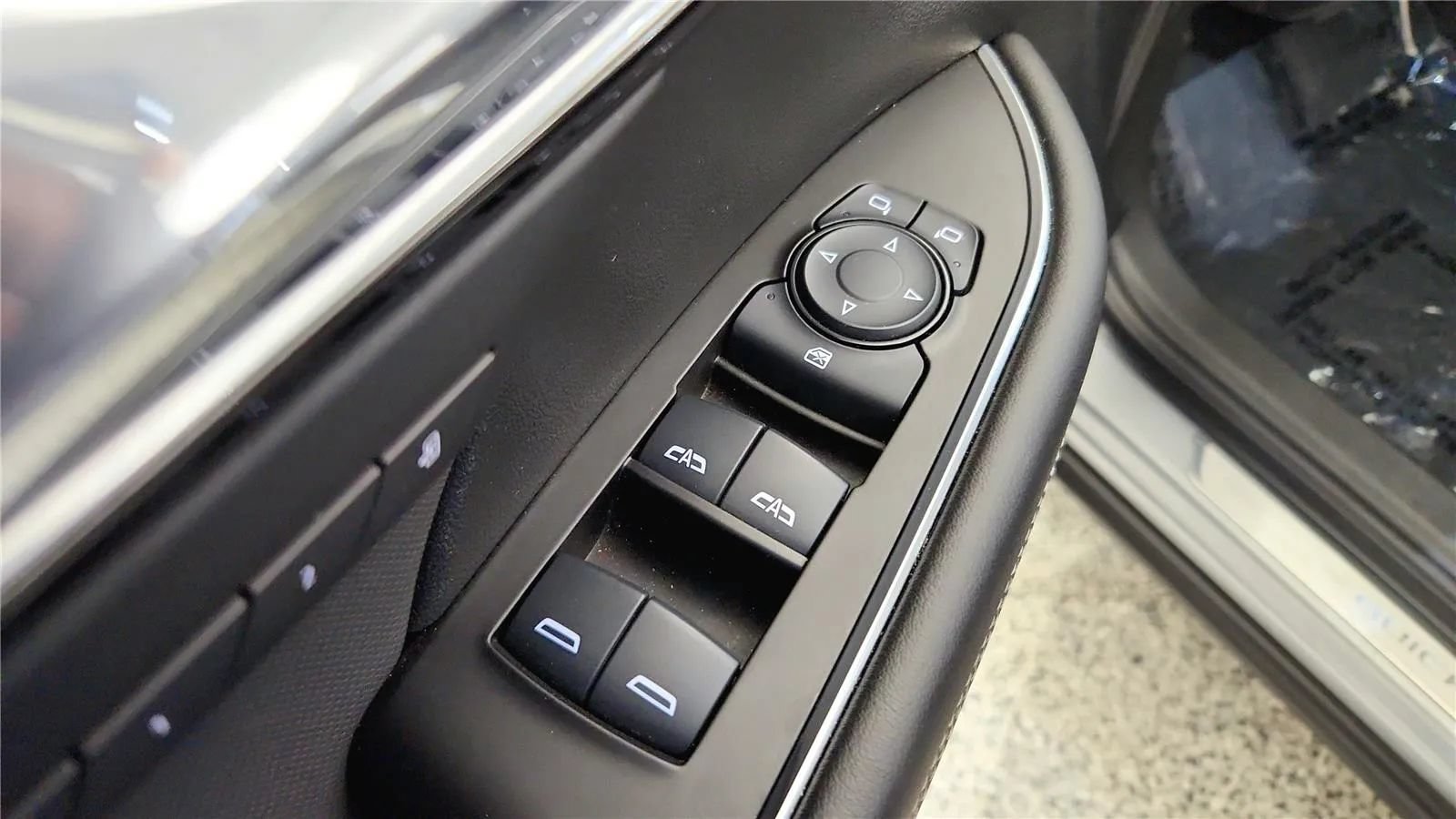Used 2024 Buick Envision Preferred AWD/4WD image 24