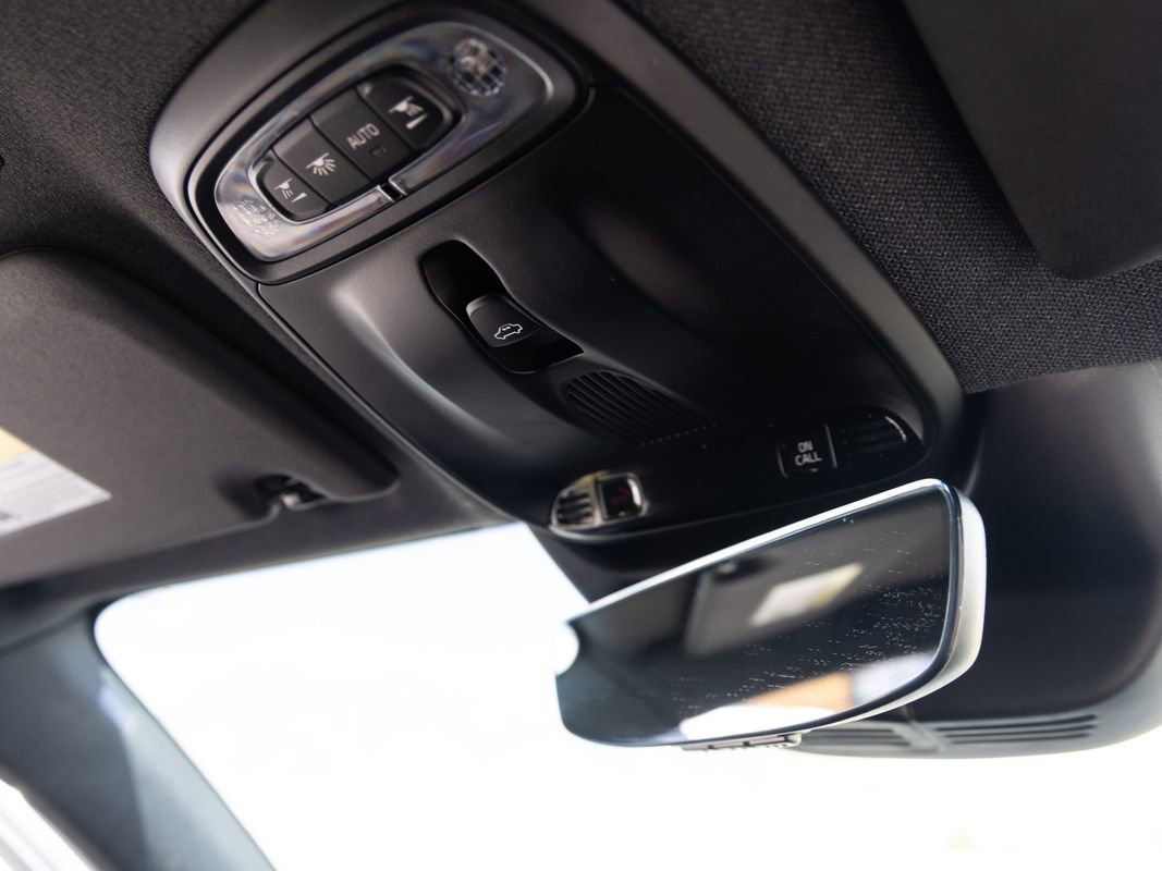 Used 2022 Volvo XC40 T5 R-Design image 24