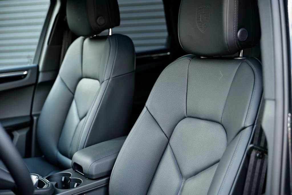 Certified 2026 Porsche Macan image 18