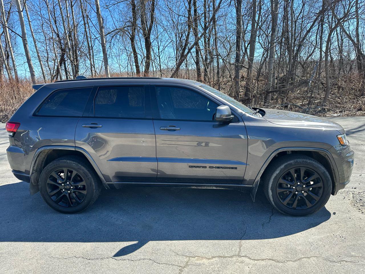 Used 2019 Jeep Grand Cherokee Altitude AWD/4WD image 4