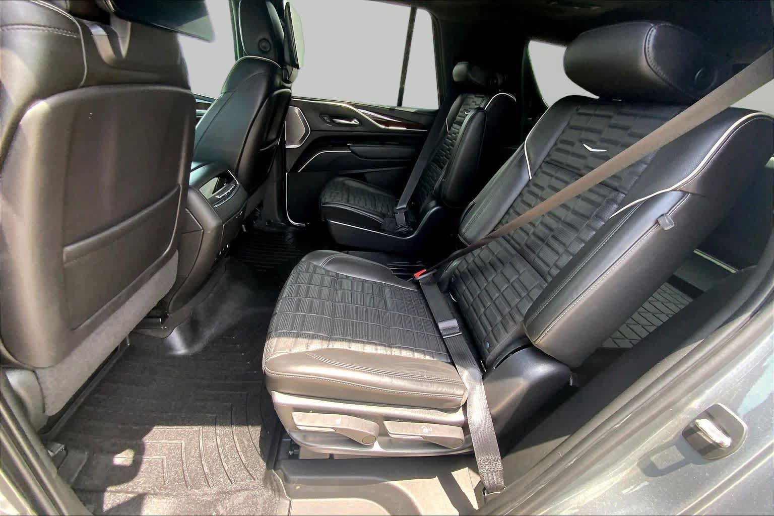 Used 2022 Cadillac Escalade Premium Luxury Platinum w/ Heavy-Duty Trailer Package AWD/4WD image 21