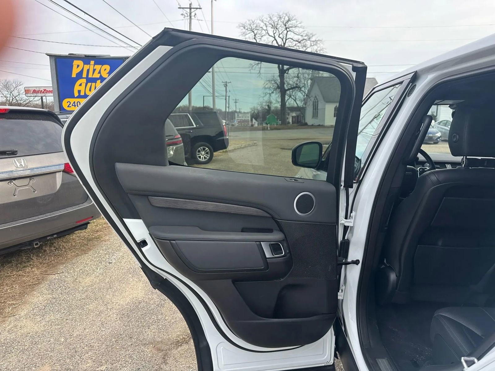 Used 2018 Land Rover Discovery HSE image 18