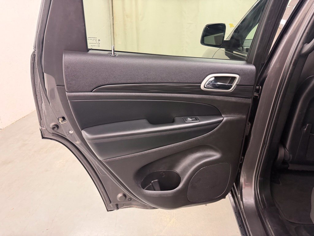 Used 2021 Jeep Grand Cherokee Laredo AWD/4WD image 15