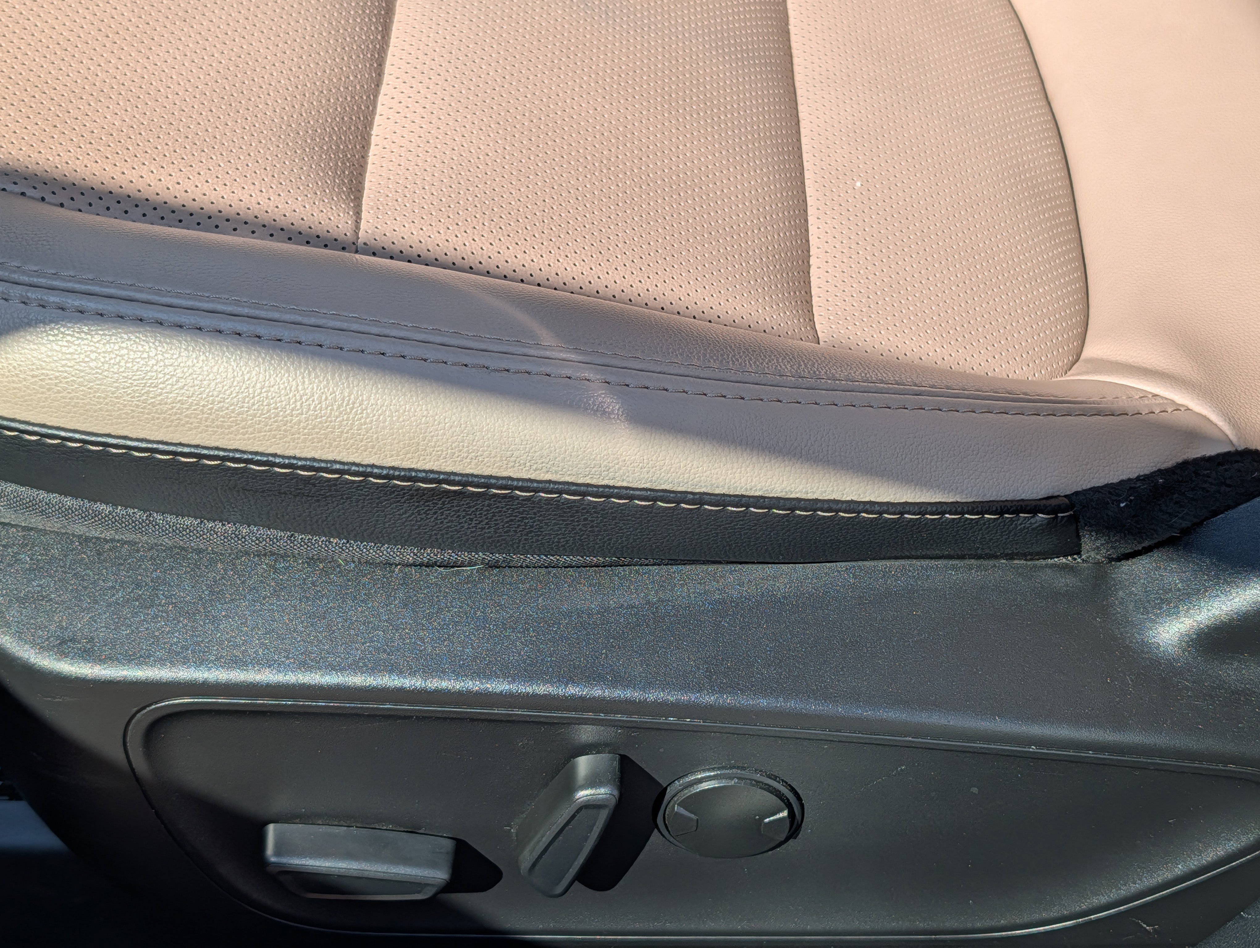 Used 2022 Ford Escape Titanium w/ Class II Trailer Tow Package image 11