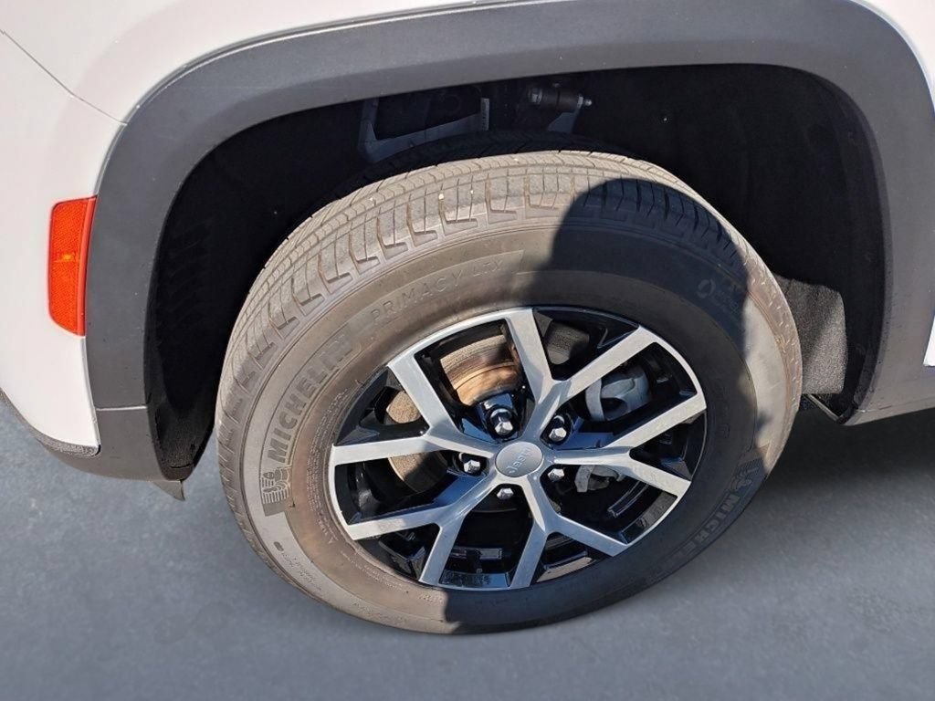 Used 2023 Jeep Grand Cherokee L Limited AWD/4WD image 9
