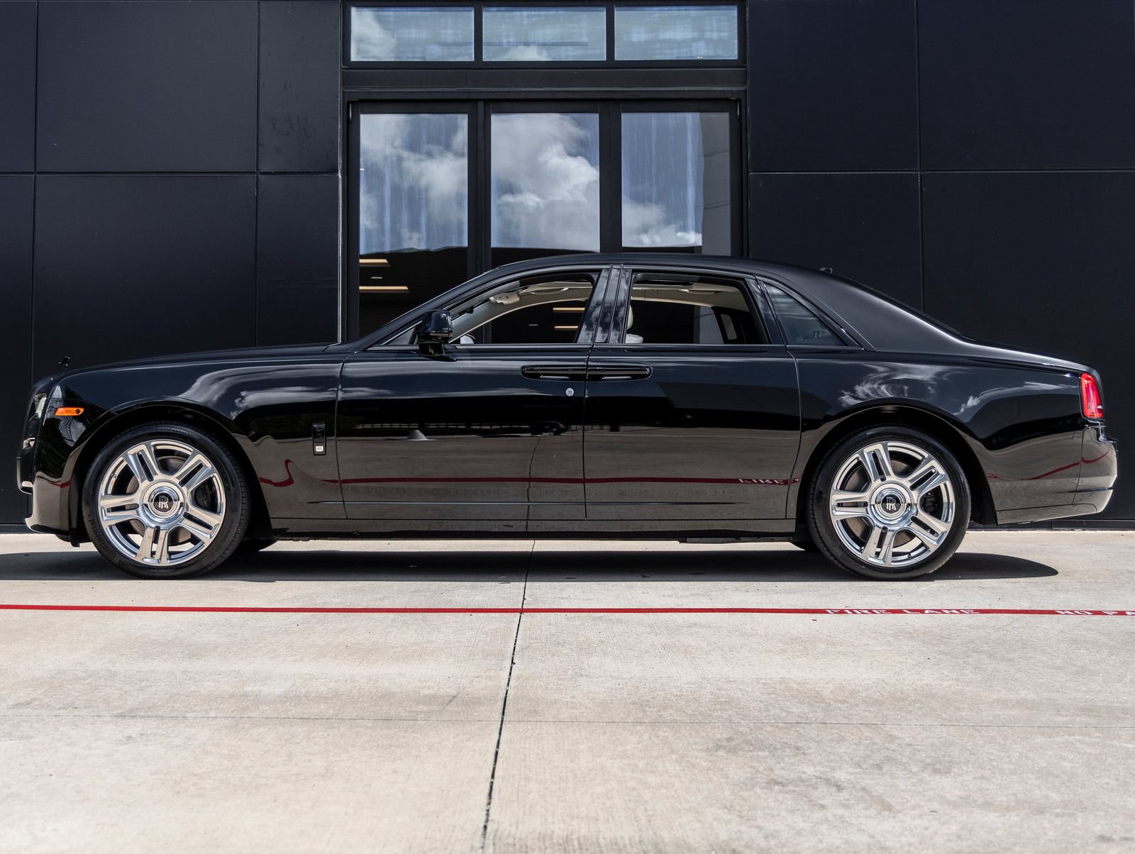 Used 2015 Rolls-Royce Ghost RWD image 3