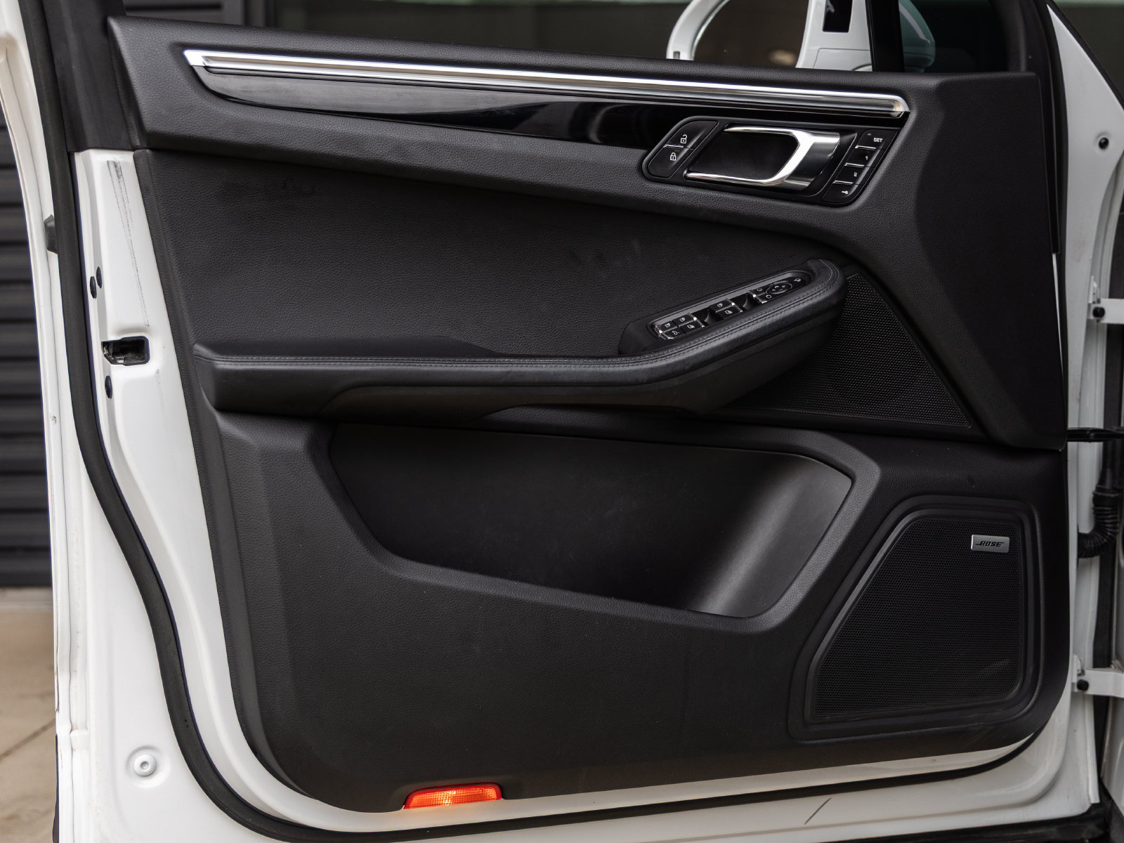 Certified 2022 Porsche Macan S AWD/4WD image 18