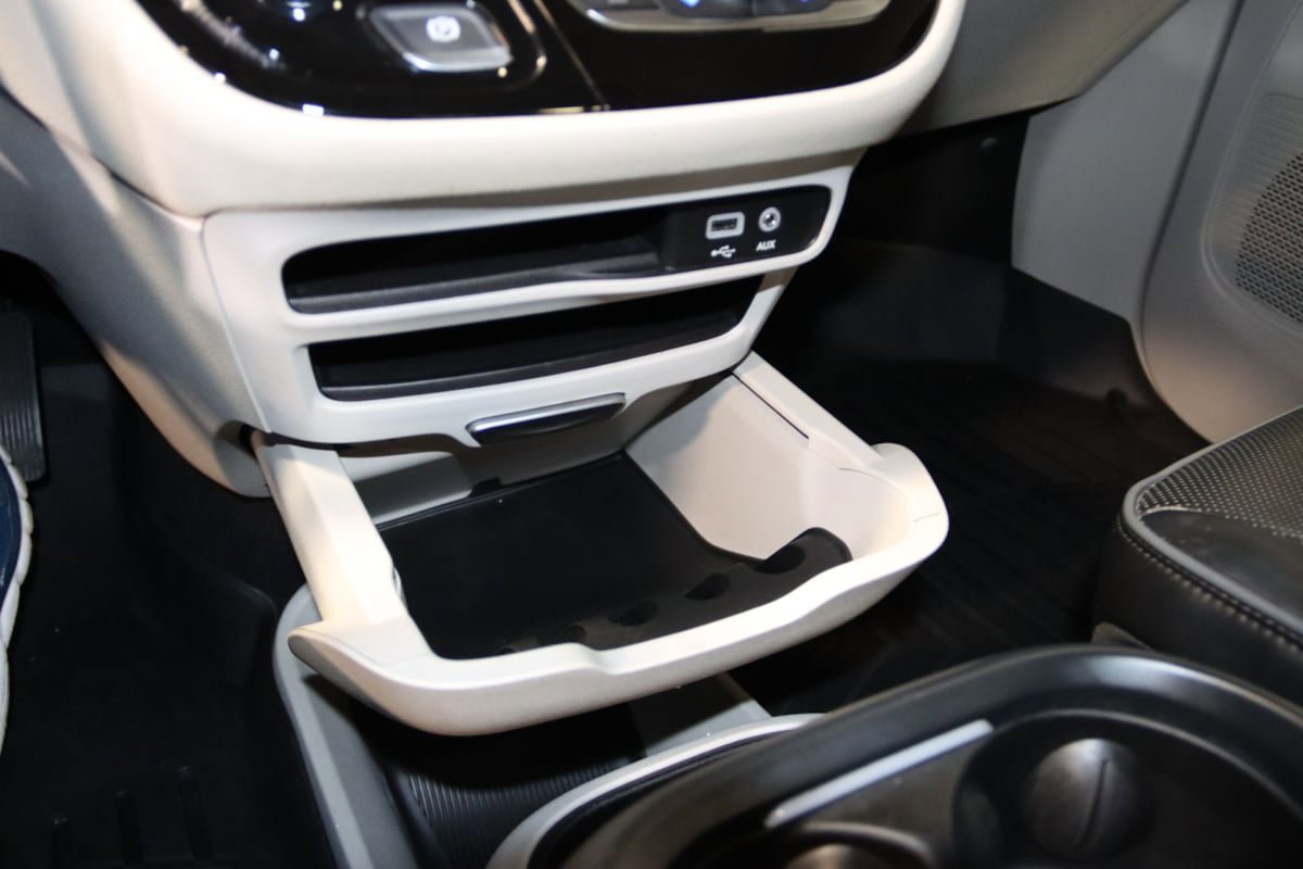 Used 2018 Chrysler Pacifica Limited FWD image 21