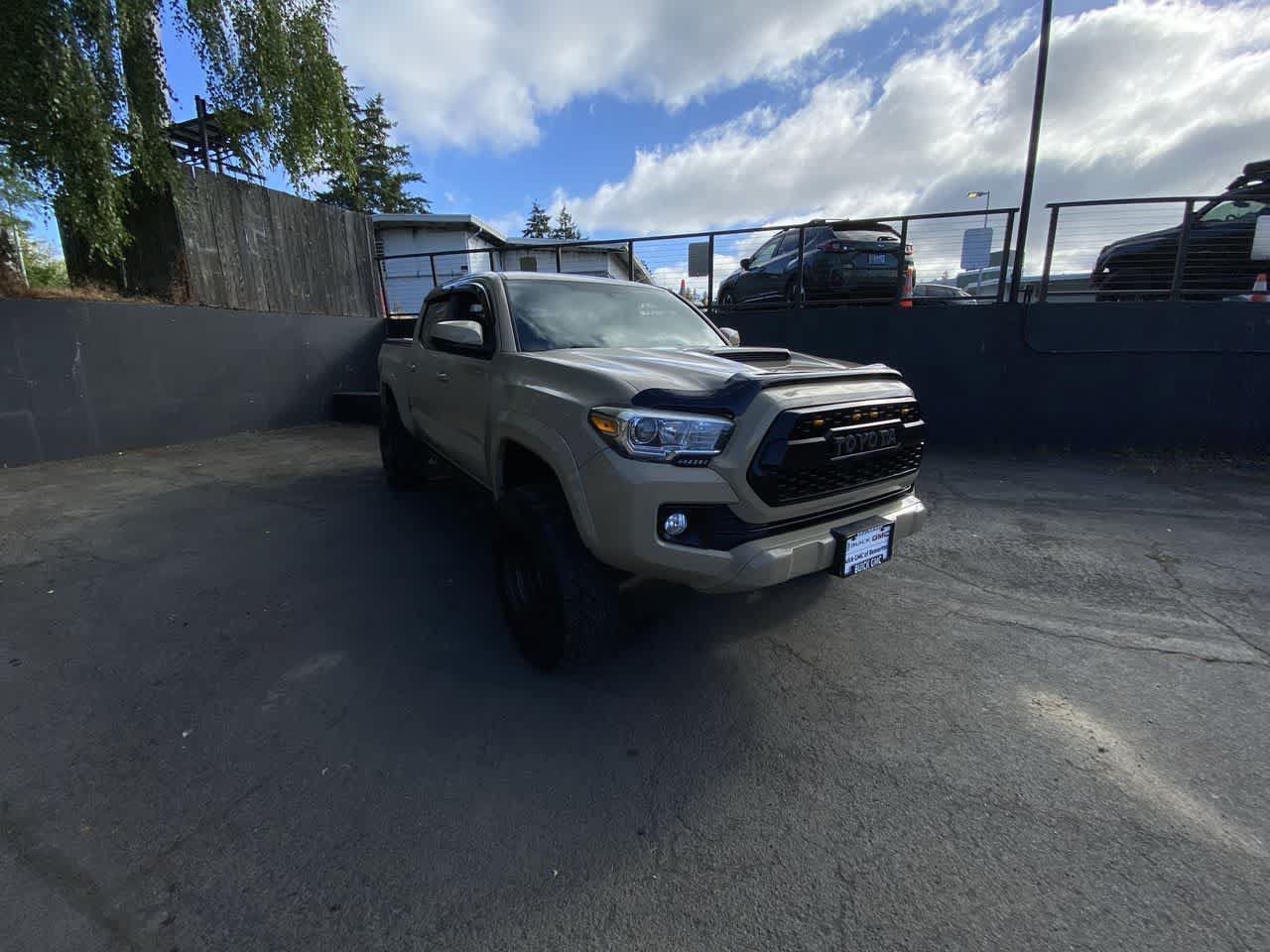 Used 2016 Toyota Tacoma TRD Sport w/ Towing Package AWD/4WD image 8