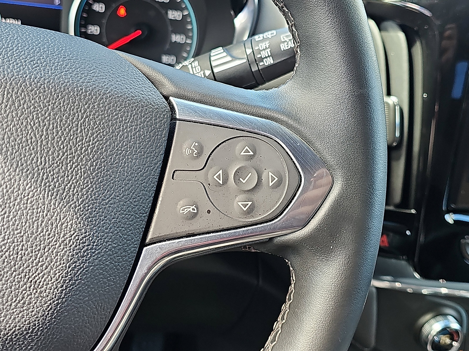 Used 2023 Chevrolet Traverse LT w/ Rear Camera Mirror Package image 24