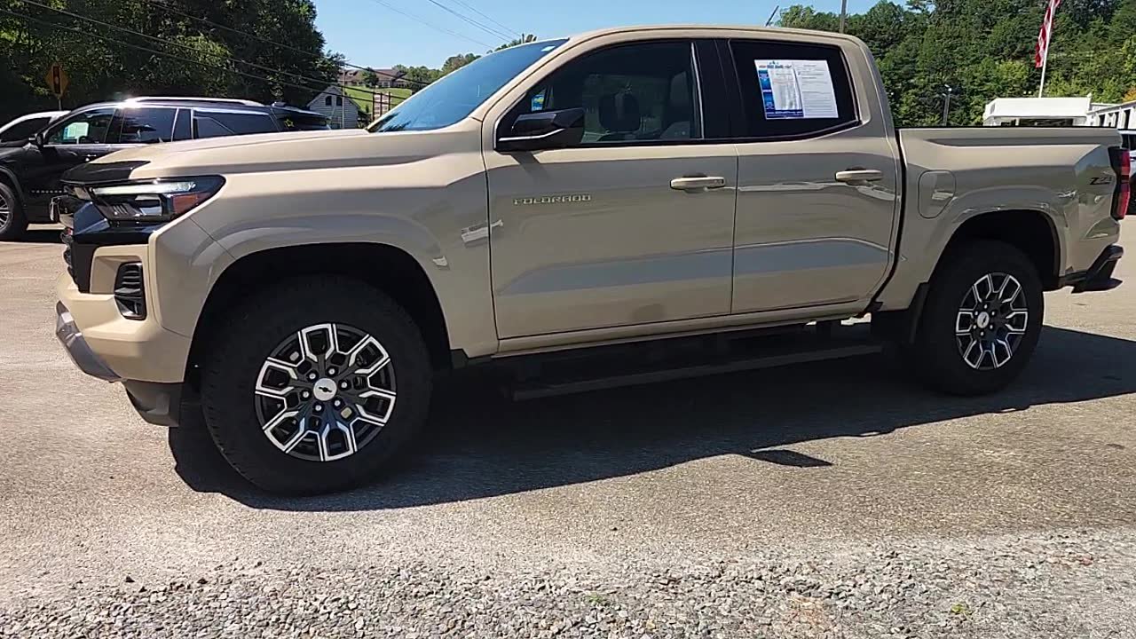 Used 2024 Chevrolet Colorado Z71 w/ Z71 Convenience Package 2 AWD/4WD image 3