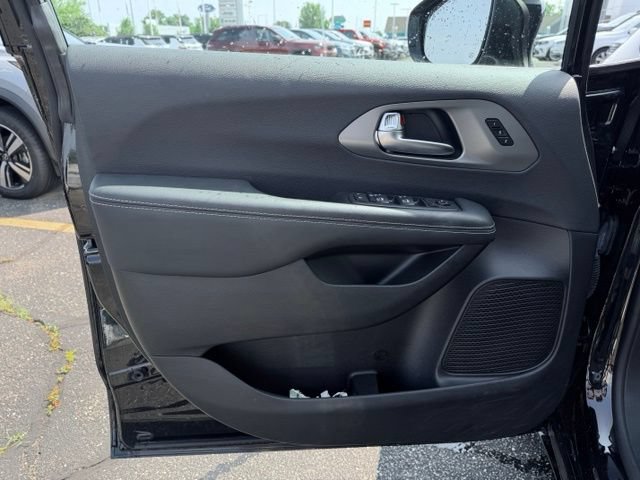 Used 2025 Chrysler Pacifica Select FWD image 14