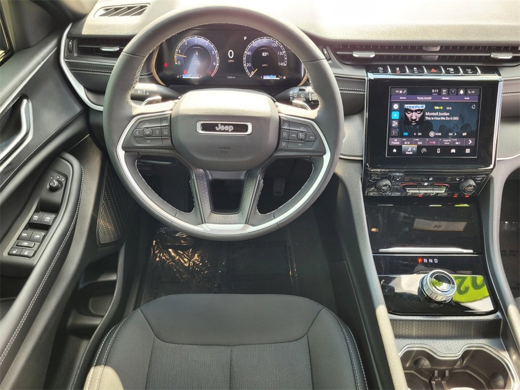 Used 2025 Jeep Grand Cherokee Laredo X w/ Luxury Tech Group I image 18