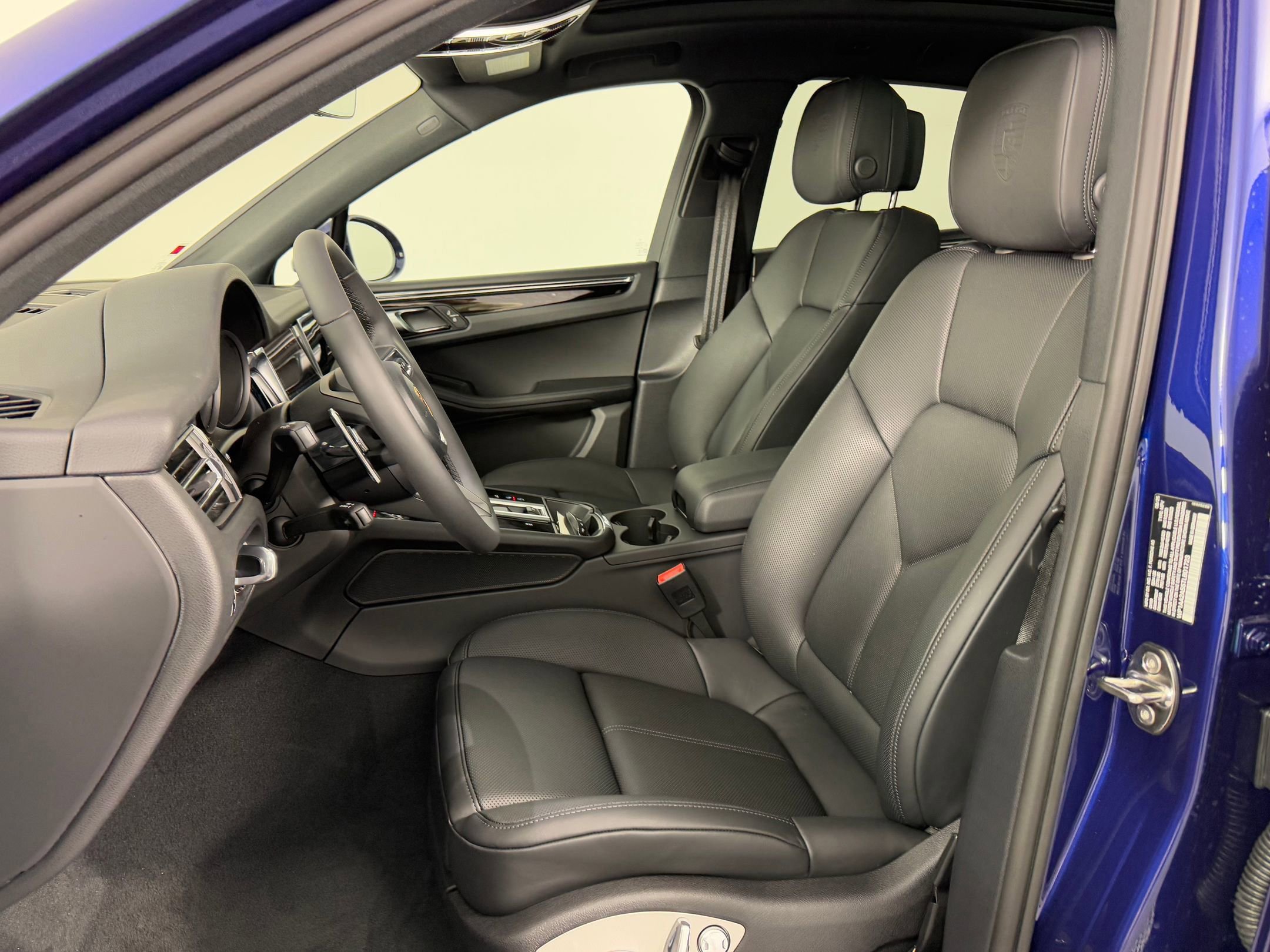 Certified 2026 Porsche Macan AWD/4WD image 5