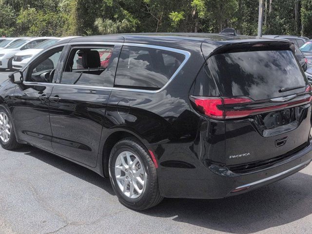 Used 2025 Chrysler Pacifica Select image 9
