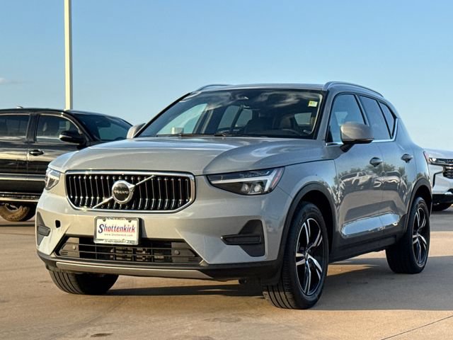 Used 2024 Volvo XC40 B5 Core AWD/4WD image 3