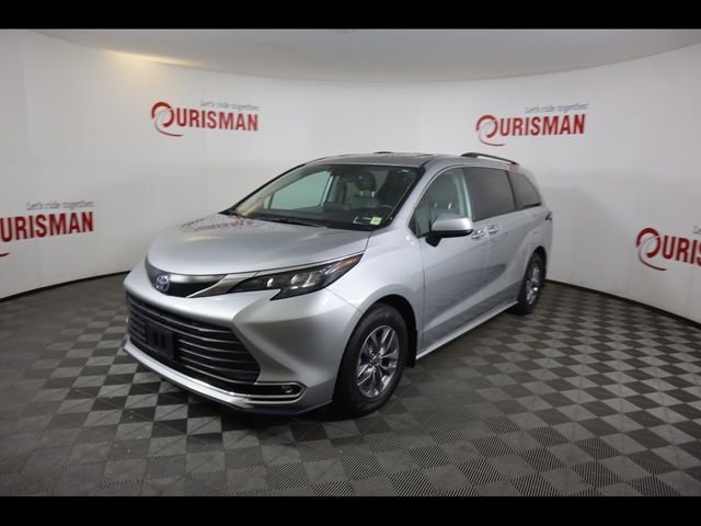 Used 2024 Toyota Sienna XLE w/ XLE Plus Package AWD/4WD image 4