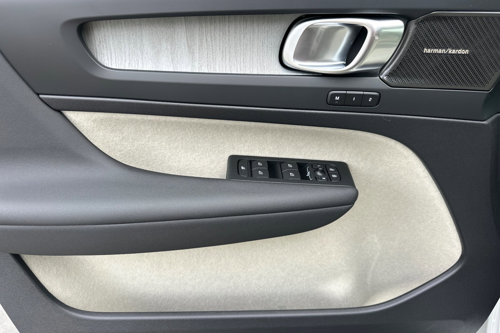 New 2026 Volvo XC40 B5 Plus AWD/4WD image 9