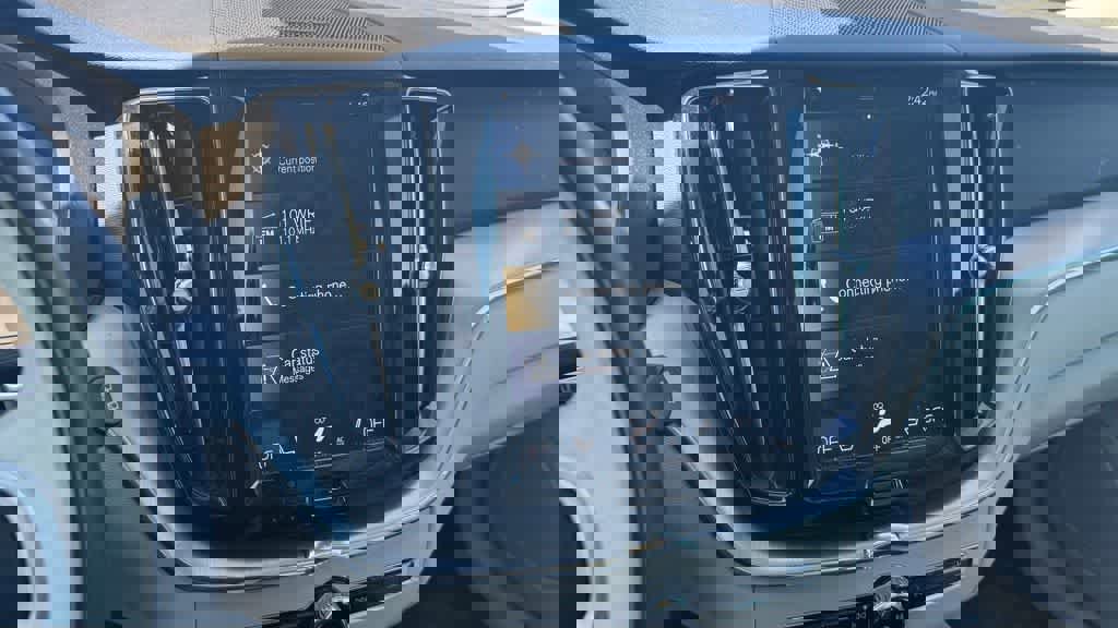 Used 2019 Volvo XC60 T6 Momentum w/ Multimedia Package image 20