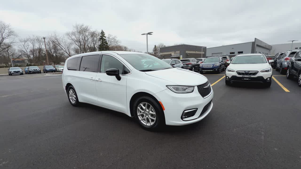 Used 2024 Chrysler Pacifica Touring-L FWD image 2