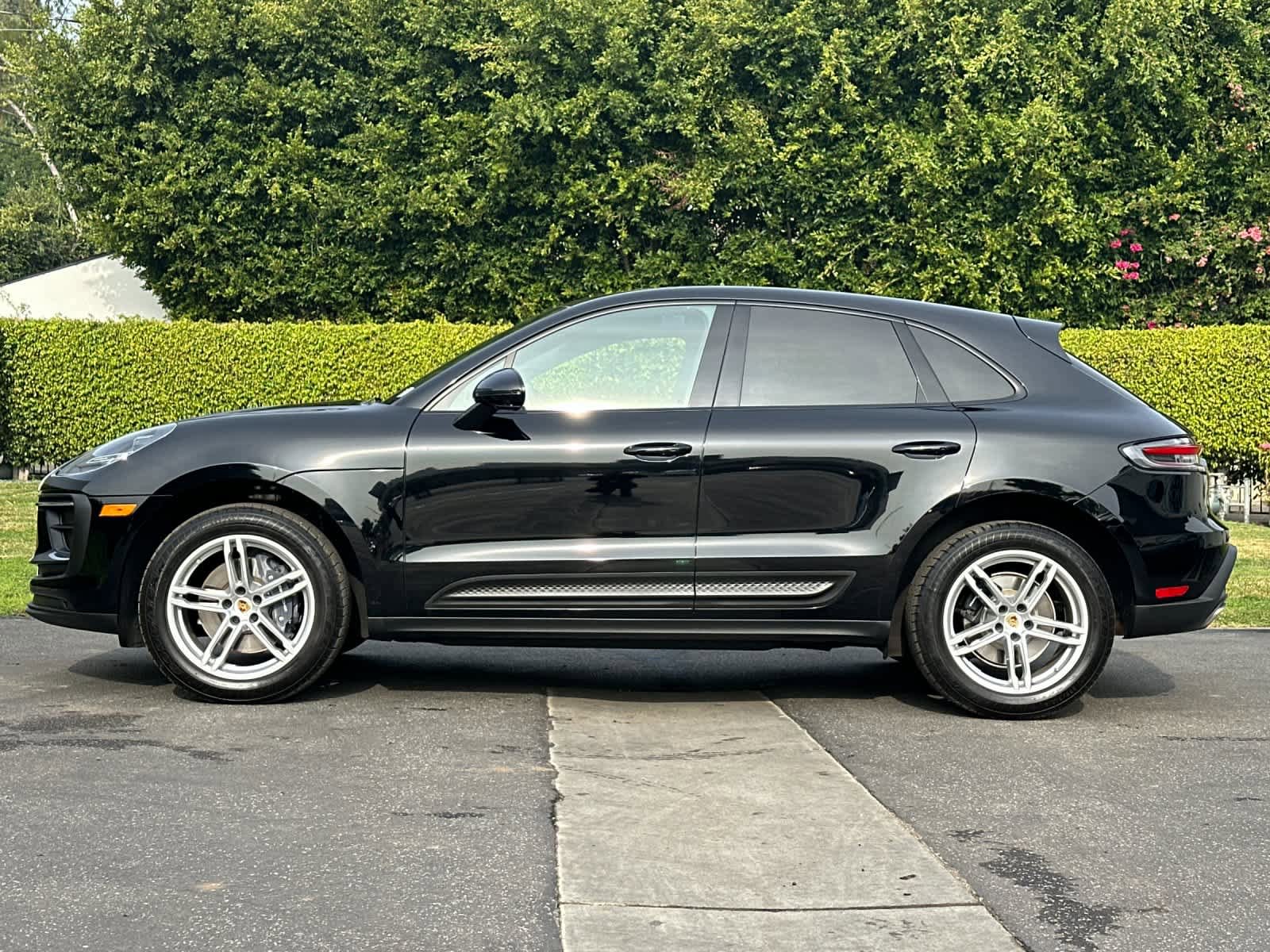 Certified 2025 Porsche Macan AWD/4WD image 2
