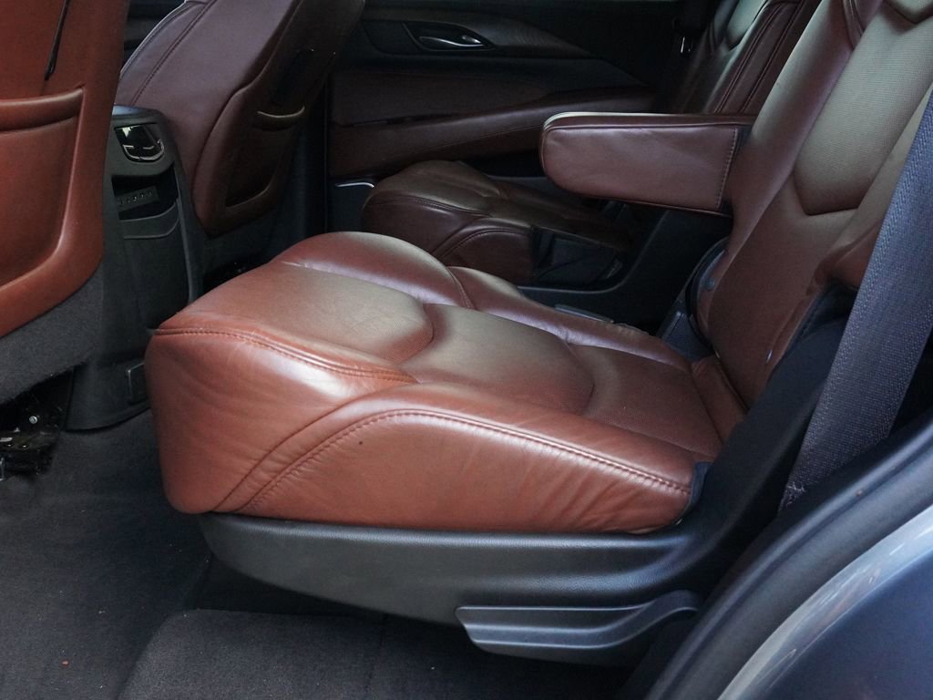Used 2020 Cadillac Escalade Luxury w/ Escalade Sport Edition image 35