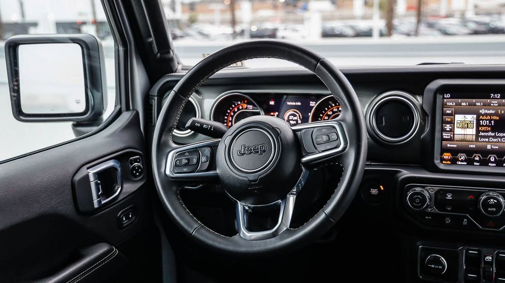 Used 2023 Jeep Gladiator Overland AWD/4WD image 18
