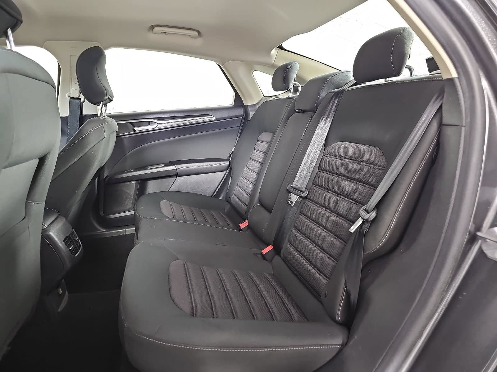 Used 2019 Ford Fusion SE FWD image 13