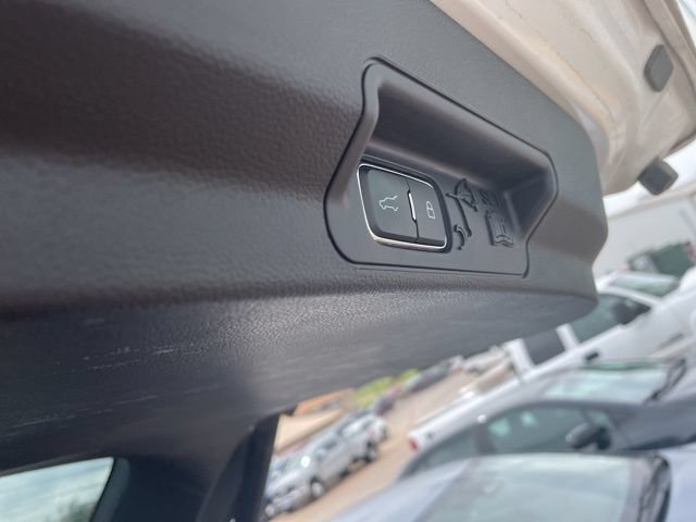 Used 2023 Ford Explorer XLT w/ Equipment Group 202A RWD image 10