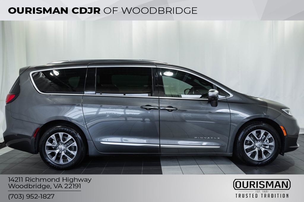 Used 2022 Chrysler Pacifica Pinnacle FWD image 3