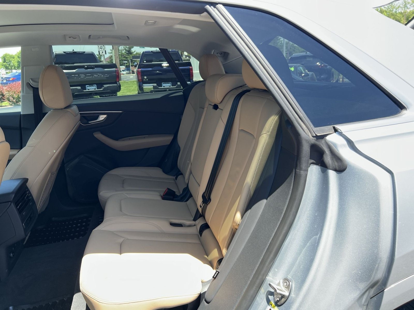 Used 2025 Audi Q8 Premium AWD/4WD image 25