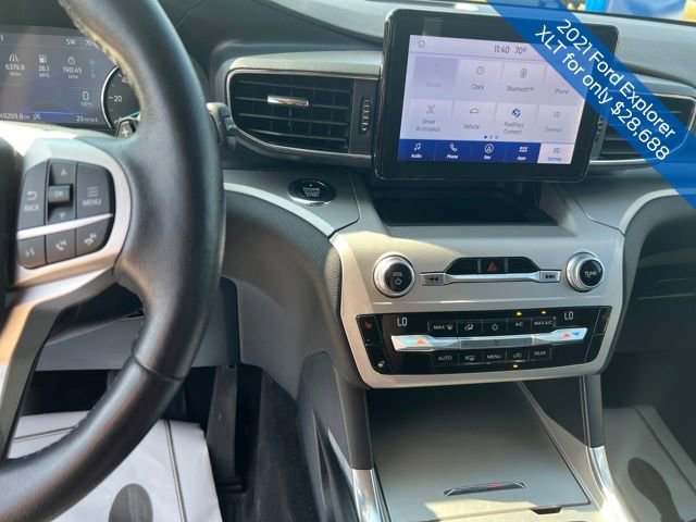 Used 2021 Ford Explorer XLT image 18