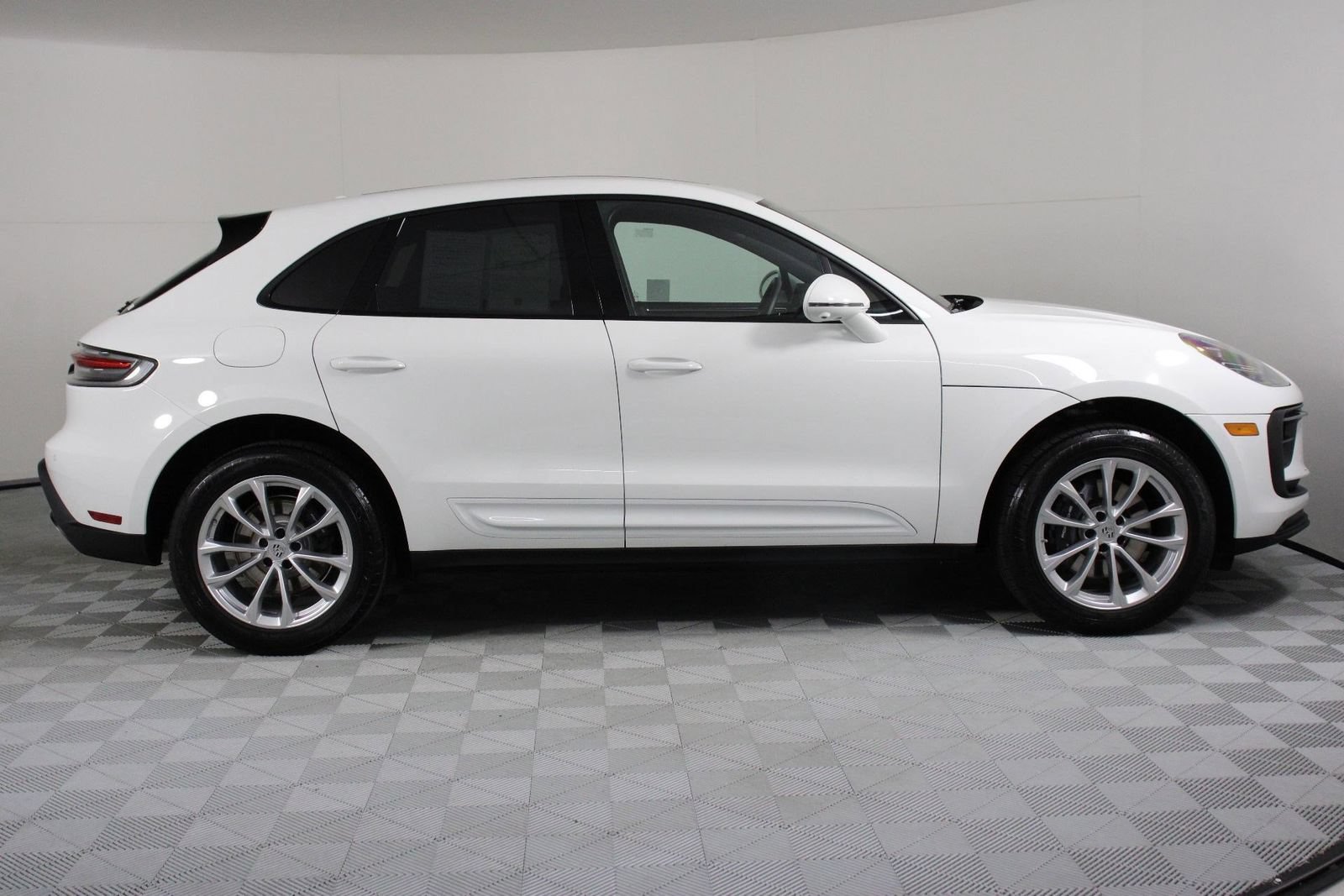 Certified 2026 Porsche Macan AWD/4WD image 8